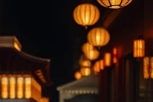 《纺织厂夏天》封面，车间里成排的纺纱机与女工侧影