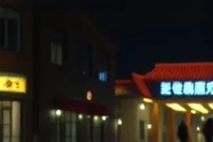 《北站候车室》封面，长椅、挂钟与低头等车的人影