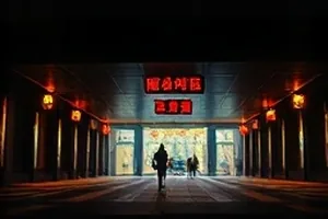 《雨季维修站》封面，雨中修车棚与滴水的铁皮屋檐